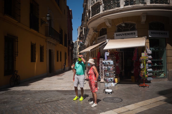 Dos turistas en Málaga el 24 de julio de 2020 (Jesus Merida/SOPA Images/LightRocket via Getty Images).