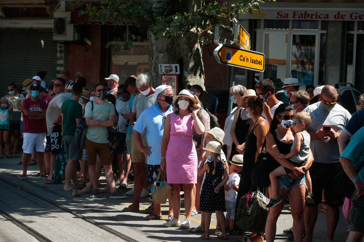 Decenas de turistas, a la espera de un barco en Mallorca