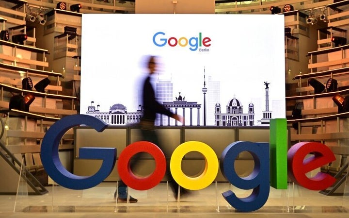 Varias oenegés critican la compra de Fitbit por Google