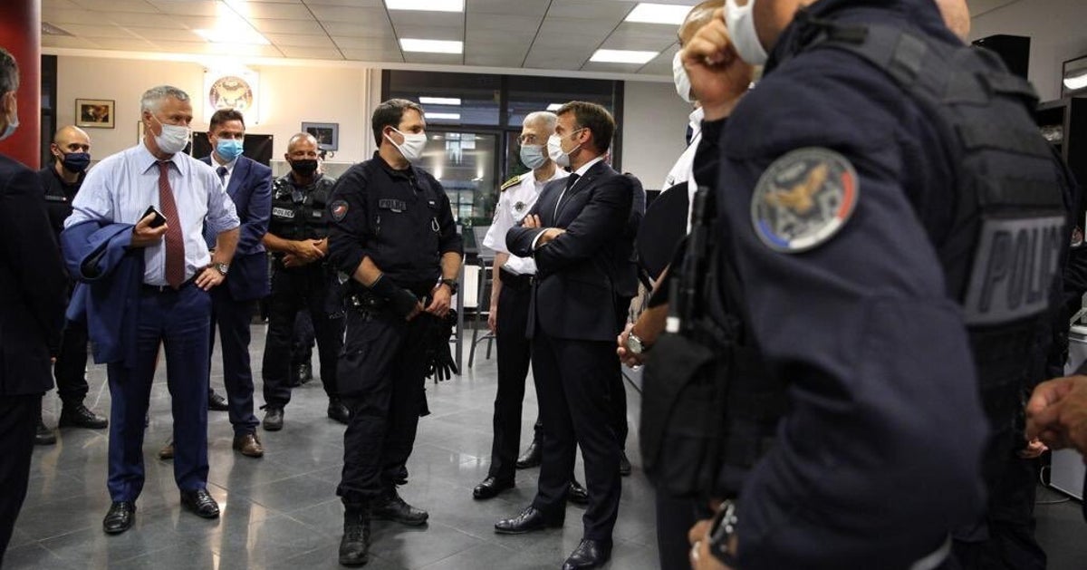 Police Macron Annonce Une Indemnite Specifique Pour Le Travail De Nuit Le Huffpost