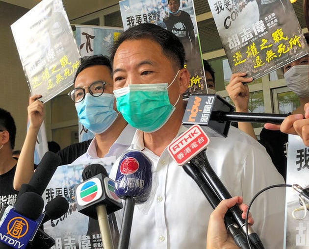 立法会選挙に立候補すると宣言する民主派の候補者、胡志偉・民主党主席(中央)=2020年7月27日、香港、益満雄一郎撮影