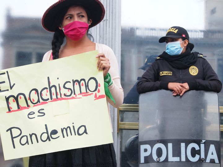 Διαμαρτυρία στη Λίμα του Περού για τη βία και τις δολοφονίες γυναικών (Ιούνιος 2020) mages)