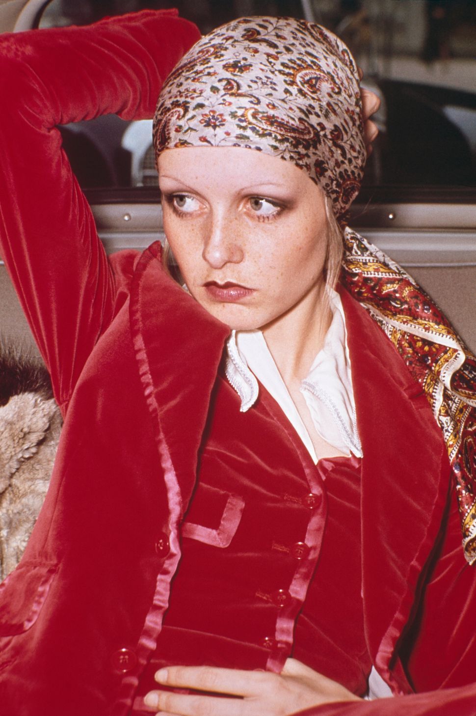 Το μοντέλο, η ηθοποιός και τραγουδίστρια από την Βρετανία, Τουίγκι με μαντήλι στα μαλλιά 