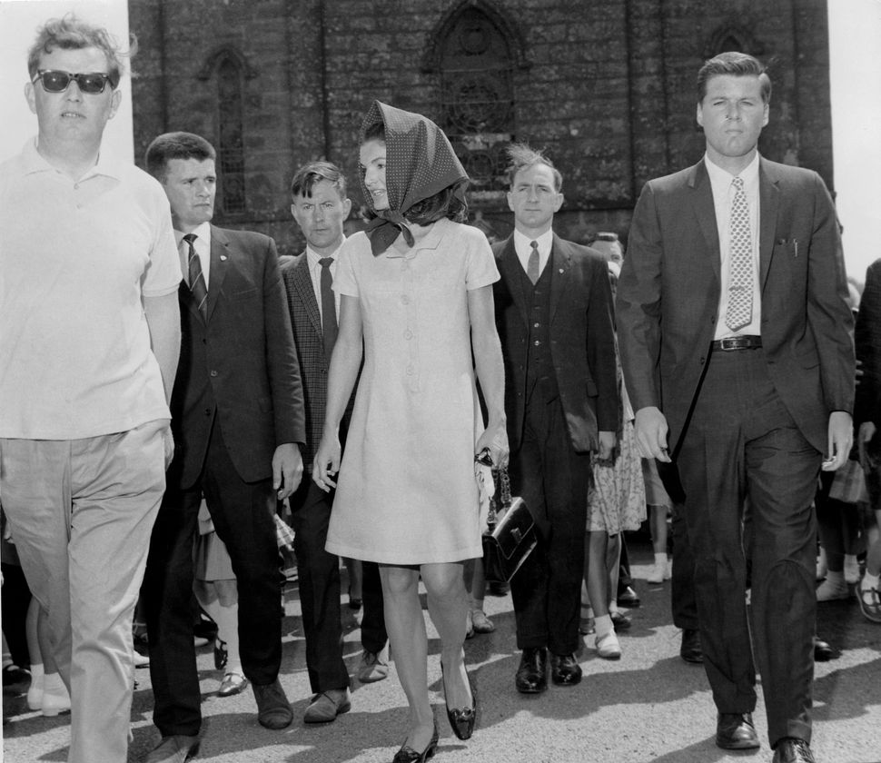 Ειδική ομάδα αστυνομικών της Ιρλανδίας συνοδεύουν την Τζάκι Κένεντι έξω από εκκλησία της Ιρλανδίας, στις 20 Ιουνίου 1967. 