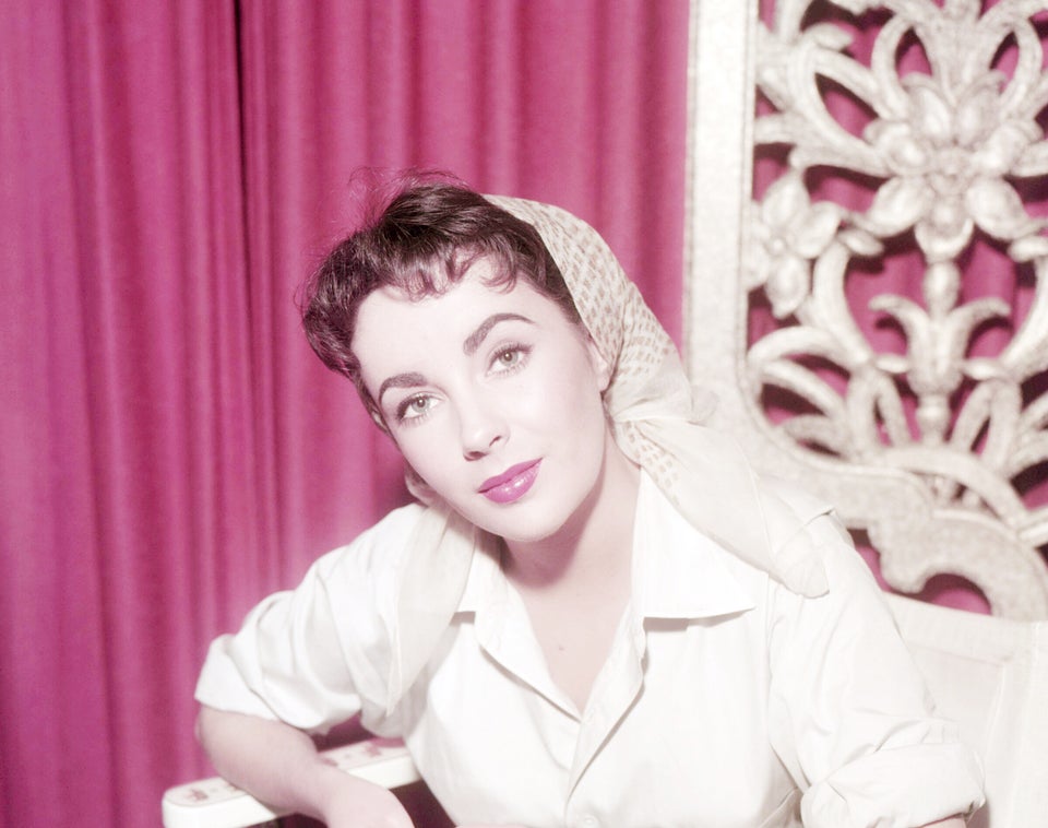 Η διάσημη ηθοποιός Ελίζαμπεθ Τέιλορ κάθεται στην καρέκλα του σκηνοθέτη και φοράει μαντήλι, το 1955.