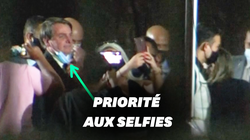 Tout juste remis du Covid-19, Bolsonaro reprend les bains de foule (et enlève son