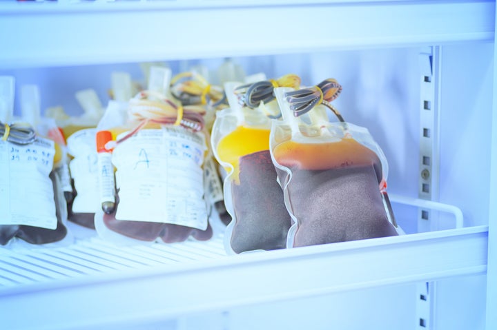 Bolsas con plasma sanguíneo en refrigeración. 