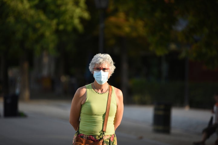 Una mujer pasea con mascarilla por el Parque de El Retiro, en Madrid.