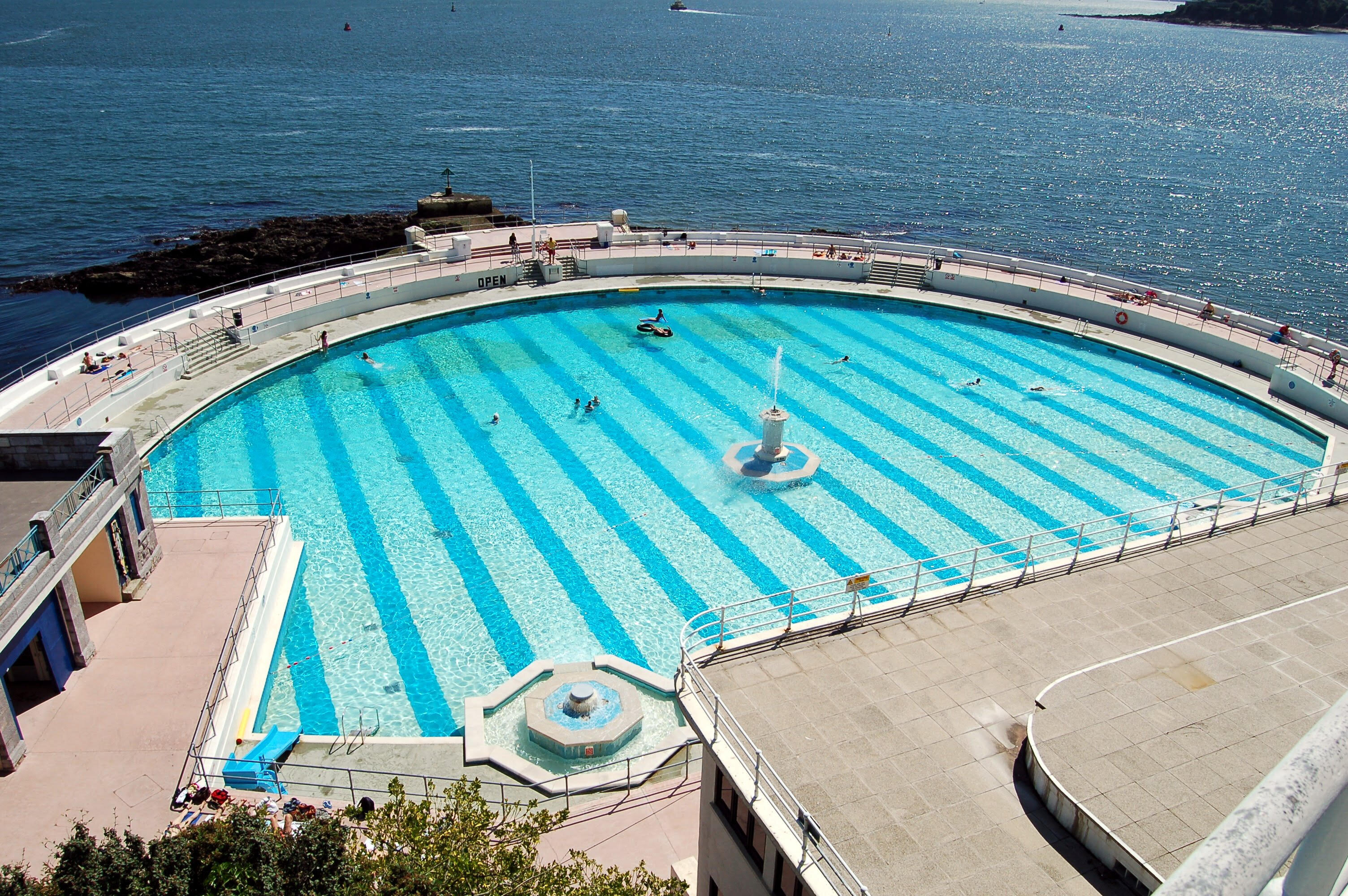 Biggest swimming pool. Необычные открытые бассейны. Большой открытый бассейн. Самый большой открытый бассейн. Открытый бассейн в мире.