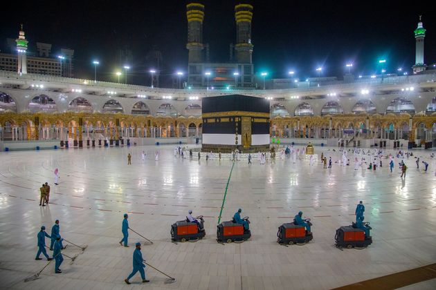 Des employés en train de nettoyer le site de la Kaaba dans la grande mosquée de La Mecque,...