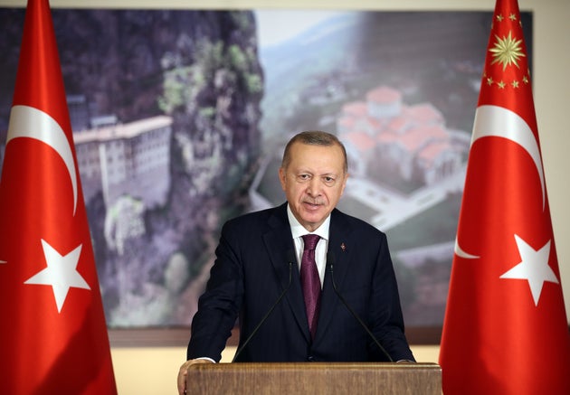 28 Ιουλίου 2020: Ο Τούρκος πρόεδρος μέσω τηλεδιάσκεψης παρακολουθεί τις εκδηλώσεις για την ολοκλήρωση της ανακαίνισης του Μοναστηριού της Παναγίας της Σουμελά αλλά και την μετατροπή σε τέμενος της Αγίας Σοφίας Τραπεζούντας (Photo by Mustafa Kamaci/Anadolu Agency via Getty Images)