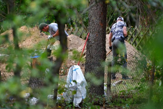 La policía alemana lleva a cabo tareas de excavación en un jardín de Hannover, relacionado...