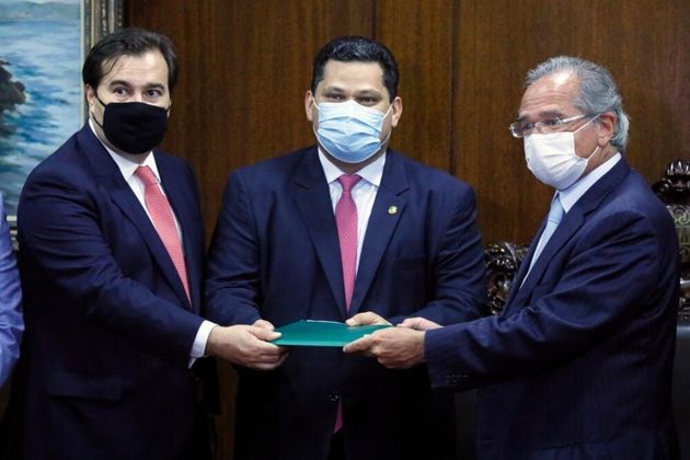 A reforma tributária foi entregue pessoalmente pelo ministro da Economia, Paulo Guedes, aos presidentes...