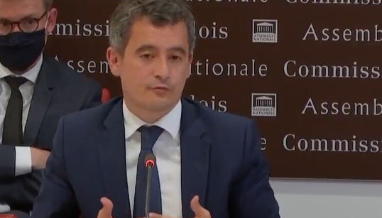 Darmanin “s’étouffe” quand il entend “violences policières”: l’expression qui passe