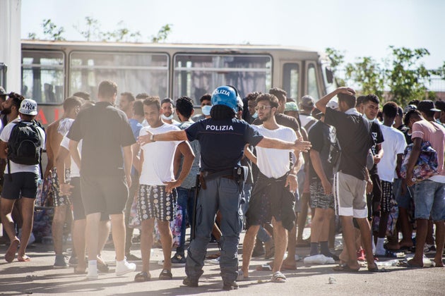 27/07/2020 Porto Empedocle, i migranti trasferiti da Lampedusa con le motovedette vengono spostati nella...