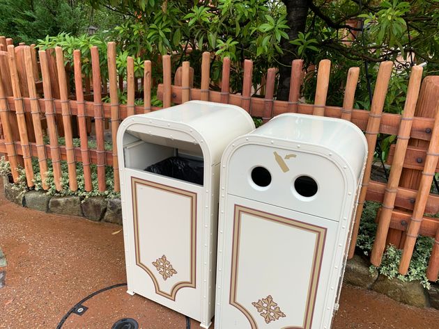 東京ディズニーランドの園内に設置されたトラッシュカン（ゴミ箱）。利用者が蓋に触れなくてもゴミを捨てられるようになっている