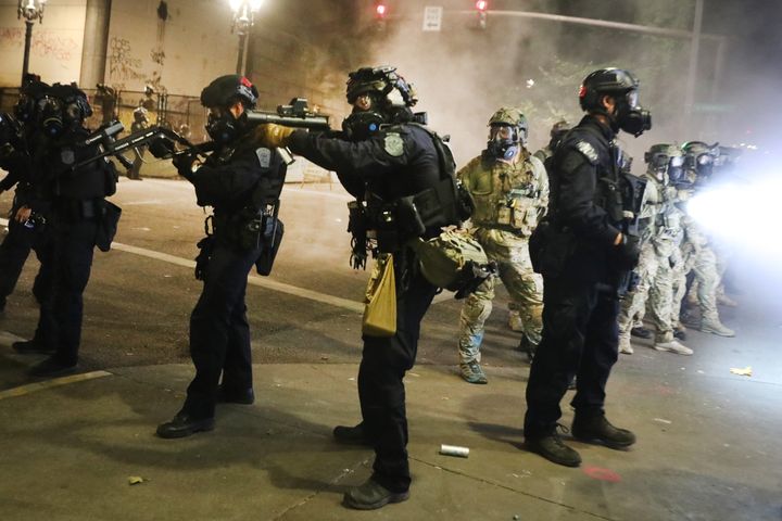 デモ参加者と対峙する連邦警察（オレゴン州ポートランド 2020年7月27日）