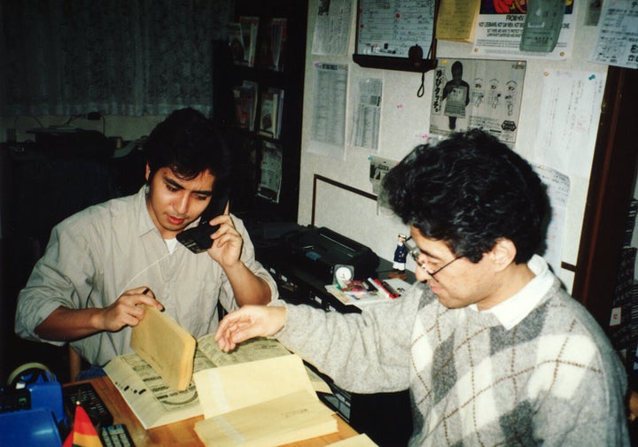 「すこたん企画」時代、事務所で作業をする伊藤悟さん(右)と簗瀬竜太さん。1990年代後半の撮影。