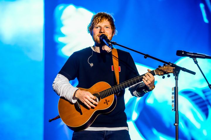 Ed Sheeran, chanteur anglais, confie avoir une «personnalité addictive» qui lui a causé des problèmes avec l'alcool et la nourriture.