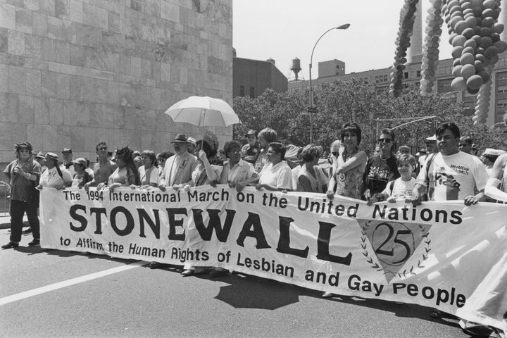 「ストーンウォール事件」から25周年の節目のパレード＝1994年6月26日、アメリカ・ニューヨーク