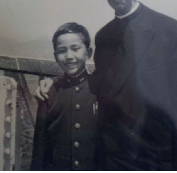 加害者の神父と写真に収まる中学時代の竹中勝美さん