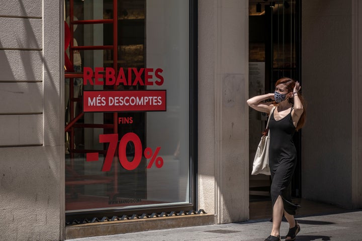 Una mujer en una zona comercial de Barcelona.