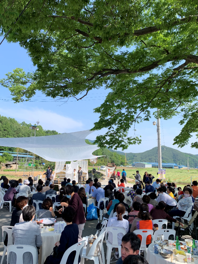 신랑 이종혁과 신부 정푸른은 신랑이 나고 자란 경남 산청 원산마을에서 결혼식을 올렸다. 청첩장엔 마을회관 주소를 적었지만, 실제로 결혼식을 올린 곳은 회관 앞 길 한복판이다. 2020.5.23