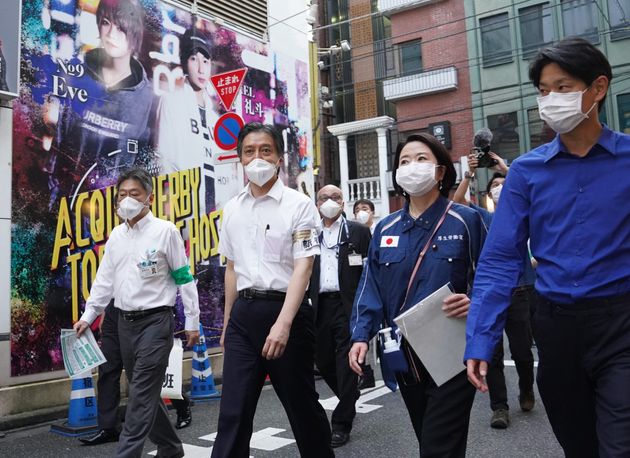 歌舞伎町のホストクラブなどに新型コロナウイルス対策を呼び掛けに回る新宿区の吉住健一区長（左から2人目）ら＝7月20日、東京都新宿区