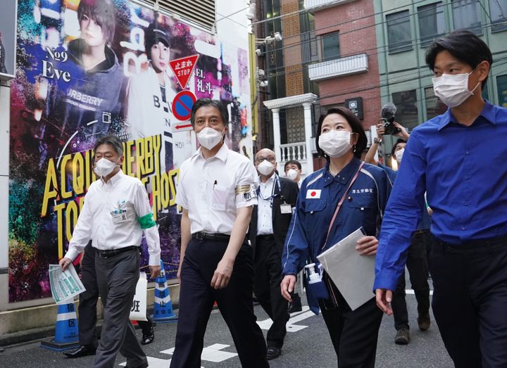 歌舞伎町のホストクラブなどに新型コロナウイルス対策を呼び掛けに回る新宿区の吉住健一区長（左から2人目）ら＝7月20日、東京都新宿区