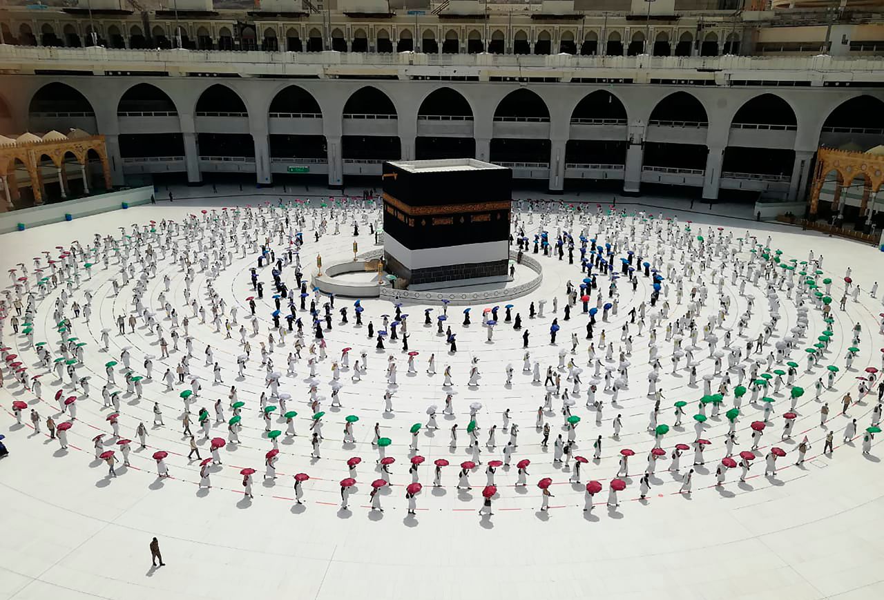 Μουσουλμάνοι προσεύχονται γύρω από την Κάαμπα στο Μεγάλο Τζαμί στη Μέκκα, της Σαουδικής Αραβίας. 