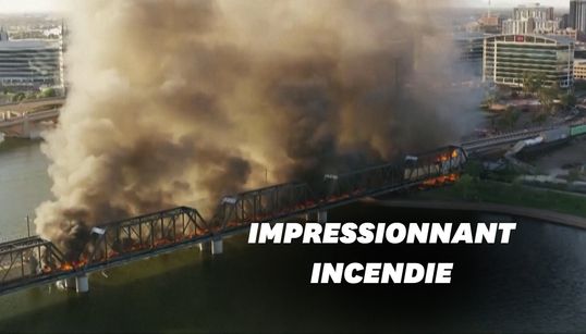 Spectaculaire incendie d’un train qui a déraillé dans