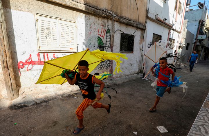 Παιδιά της Παλαιστίνης παίζουν στους δρόμους του προσφυγικού καταυλισού Αμάρι κοντά στην Δυτική Όχθη (29 Ιουλίου 2020).
