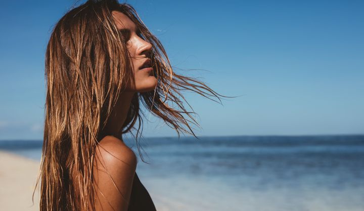 Αφυδατωμένα μαλλιά το καλοκαίρι: Πώς θα τα προστατεύσουμε από τον ήλιο και την θάλασσα.