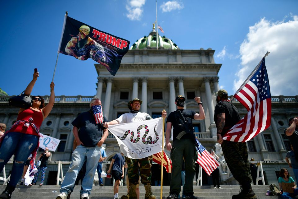 Διαδηλωτές με όπλα διαδηλώνουν έξω από το Καπιτώλιο της Πενσυλβάνια απαιτώντας εν μέσω πλήρους έξαρσης της πανδημία στις ΗΠΑ (15 Μαϊου 2020) να αρθεί το lockdown. 