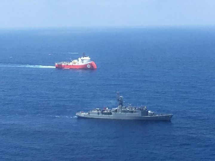 Φωτογραφία αρχείου 2019 - To "Μπαρμπαρός Χαϊρεντίν Πασά" συνοδεία πλοίου του τουρκικού πολεμικού ναυτικού στην ανατολική Μεσόγειο.