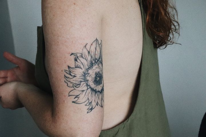 Φωτογραφία αρχείου, που απεικονίζει μια ανήλικη να έχει «χτυπήσει» τατουάζ στο χέρι της. 