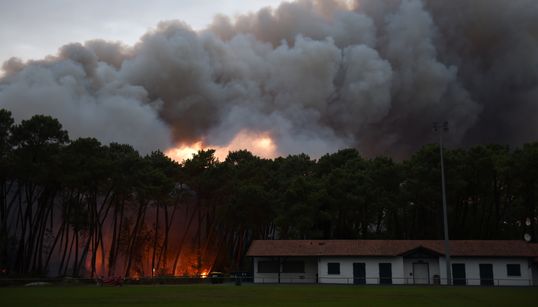 À Anglet, un important incendie ravage au moins 40ha de forêt, les habitants