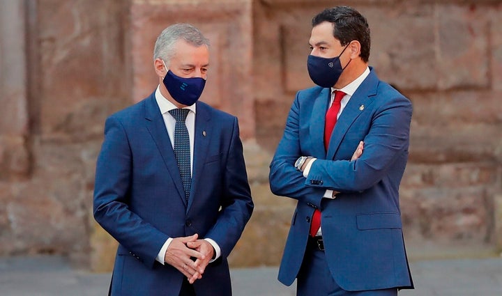 El lehendakari, Íñigo Urkullu (i), y el presidente andaluz, Juanma Moreno, conversan a su llegada a la Conferencia de Presidentes del 31 de julio de 2020 en San Millán de la Cogolla (La Rioja).
