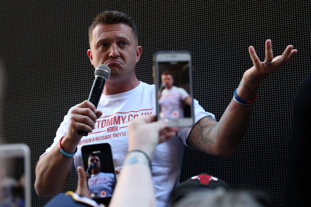 Stephen Yaxley-Lennon, 'Tommy Robinson', se dirige a sus seguidores tras salir de un juzgado británico....