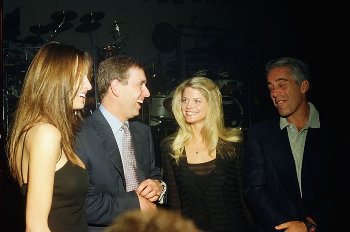 Φωτογραφία του 2000 όπου φαίνεται δίπλα από την Μελάνια Τραμπ ο πρίγκιπας Άντριου, η πολιτικός Γκουίντολιν Μπεκ και ο Τζέφρι Έπσταϊν, σε πάρτυ στη Φλόριντα (Photo by Davidoff Studios/Getty Images)
