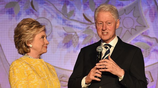 Bill Clinton con su mujer