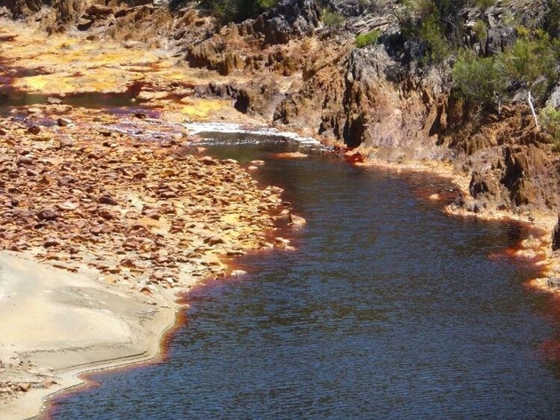 Άποψη του Κόκκινου Ποταμιού από το τουριστικό μεταλλευτικό τραίνο (Φωτ.: Δ. Κ. Κωνσταντινίδης)