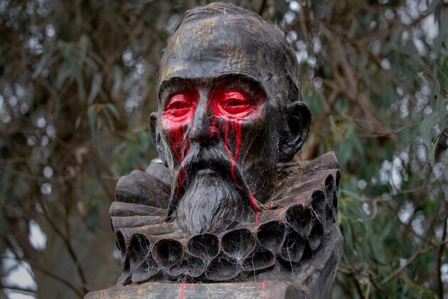Estatua de Cervantes atacada.