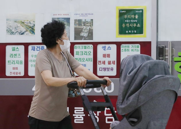 임대차 3법 중 계약갱신청구권제와 전월세상한제의 시행 첫 날인 7월 31일 오후 서울 송파구 아파트 단지 내 부동산중개업소에