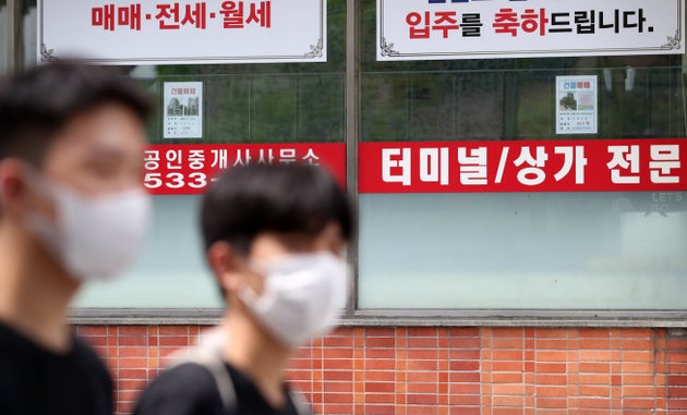 임대차 3법 중 계약갱신청구권제와 전월세상한제의 시행 첫 날인 7월 31일 오후 서울 서초구 신반포에 위치한 한 부동산중개업소의 매물정보란이 텅 비어 있다.
