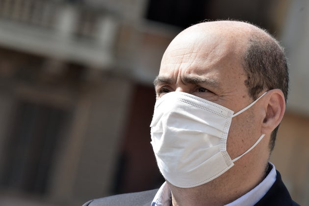Nicola Zingaretti Ci Sono Scellerati Che Per Farsi Pubblicita Si Tolgono La Mascherina L Huffpost