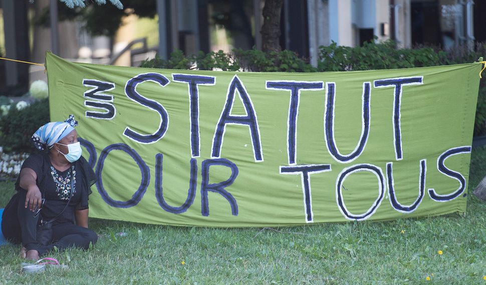 Un «sit-in» a eu lieu le 1er août devant le bureau de circonscription de Justin Trudeau à Montréal pour réclamer la régularisation de tous les sans-papiers vivant au Canada.