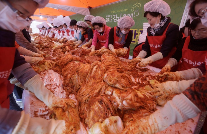 (자료사진) 연말을 맞아 소외계층을 위한 김장 행사에 참여한 자원봉사자들.