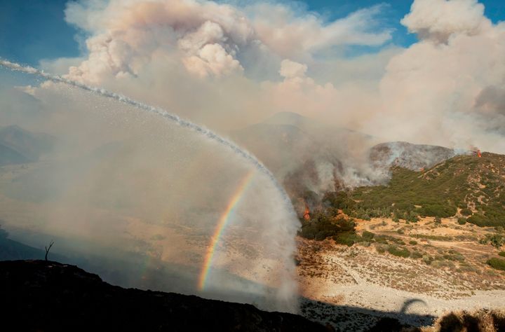 Ελικόπτερο ρίχνει νερό για την κατάσβεση της φωτιάς στο Τσέρι Βάλεϊ στην Καλιφόρνια.