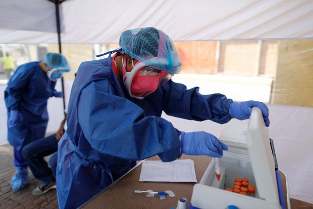 Νοσοκόμα ετοιμάζει τέστ για κορονοϊό στο Μεξικό 